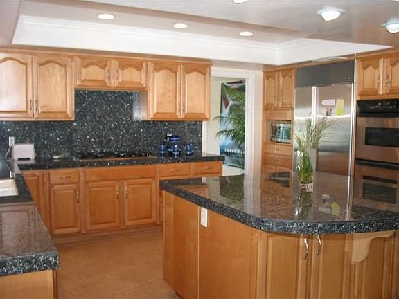 Kitchen w/center island