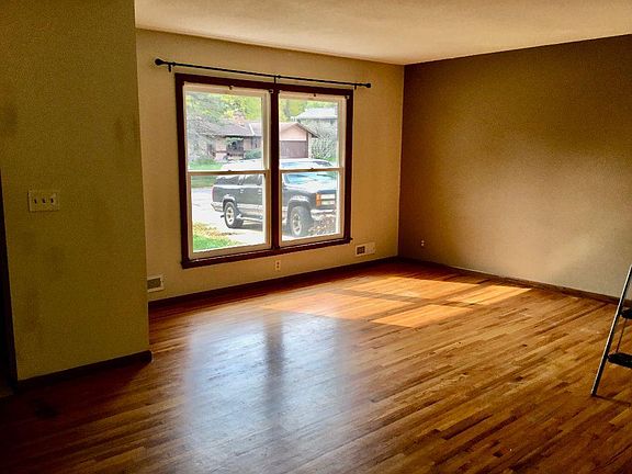 Livingroom with hardwood floors