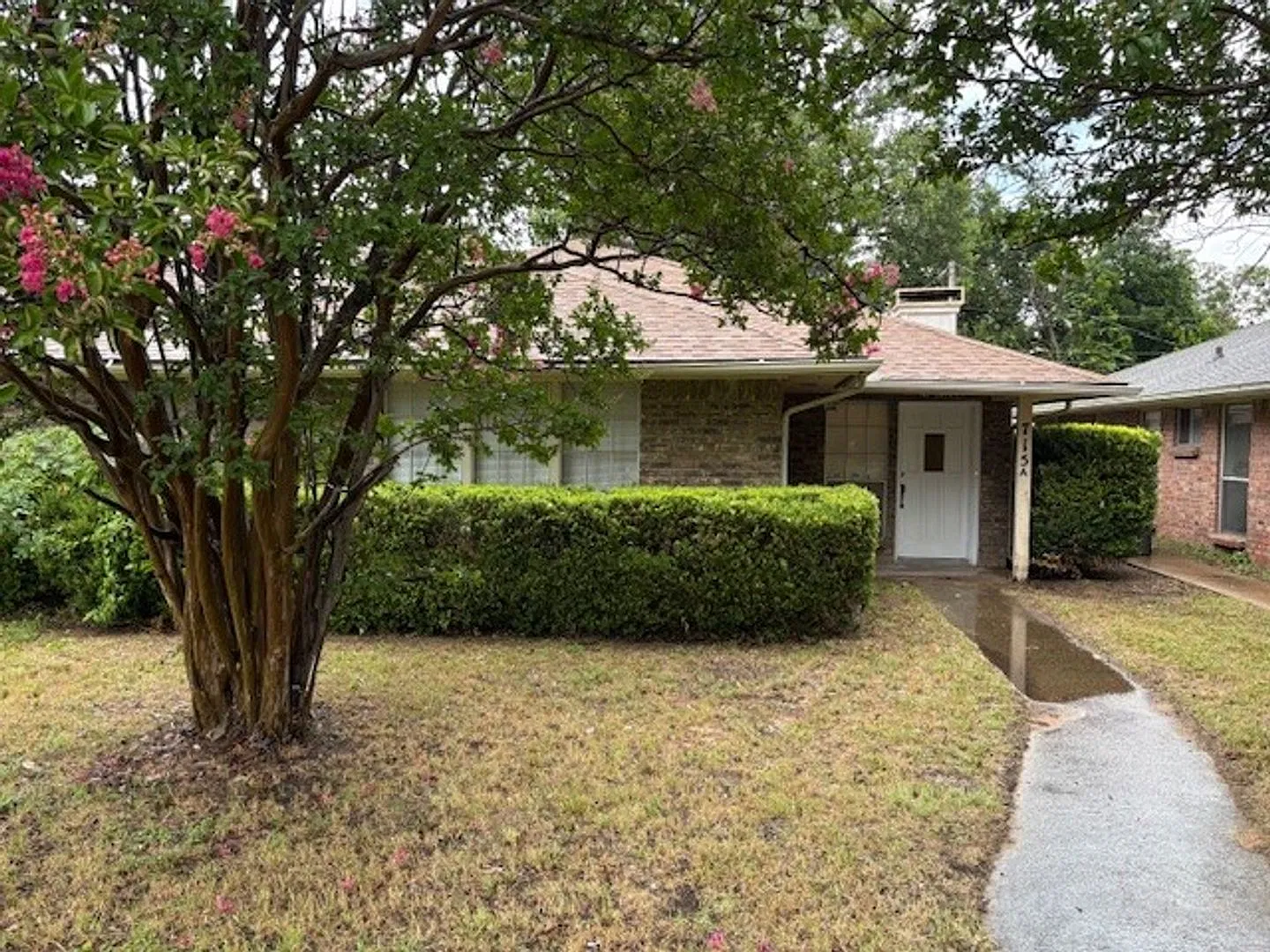 Updated Duplex, 3 Bedrooms & 2 Full Bathrooms with a fenced backyard! — Photo 2