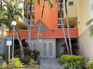 8225 Lake Dr APT 401, Doral, FL 33166