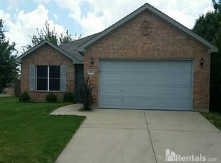 725 Eagle Dr, Saginaw, TX 76131