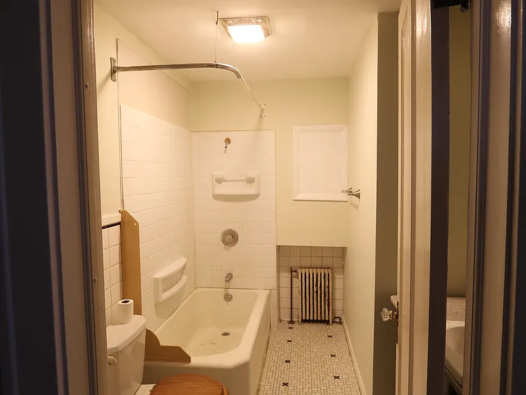 316 W 10th St #1 — Photo 4