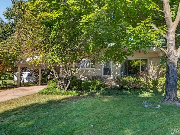 1365 Parakeet Ln, Florissant, MO 63031
