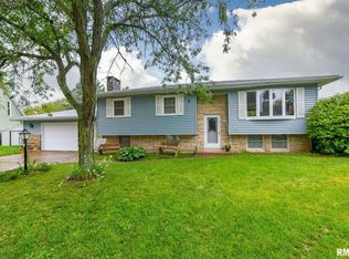 11 Hillside Ct, Park View, IA 52748
