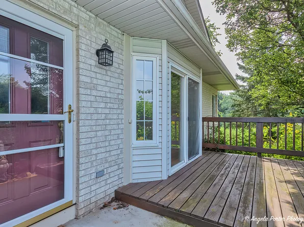 3147 Cypress Ct, McHenry, IL 60051