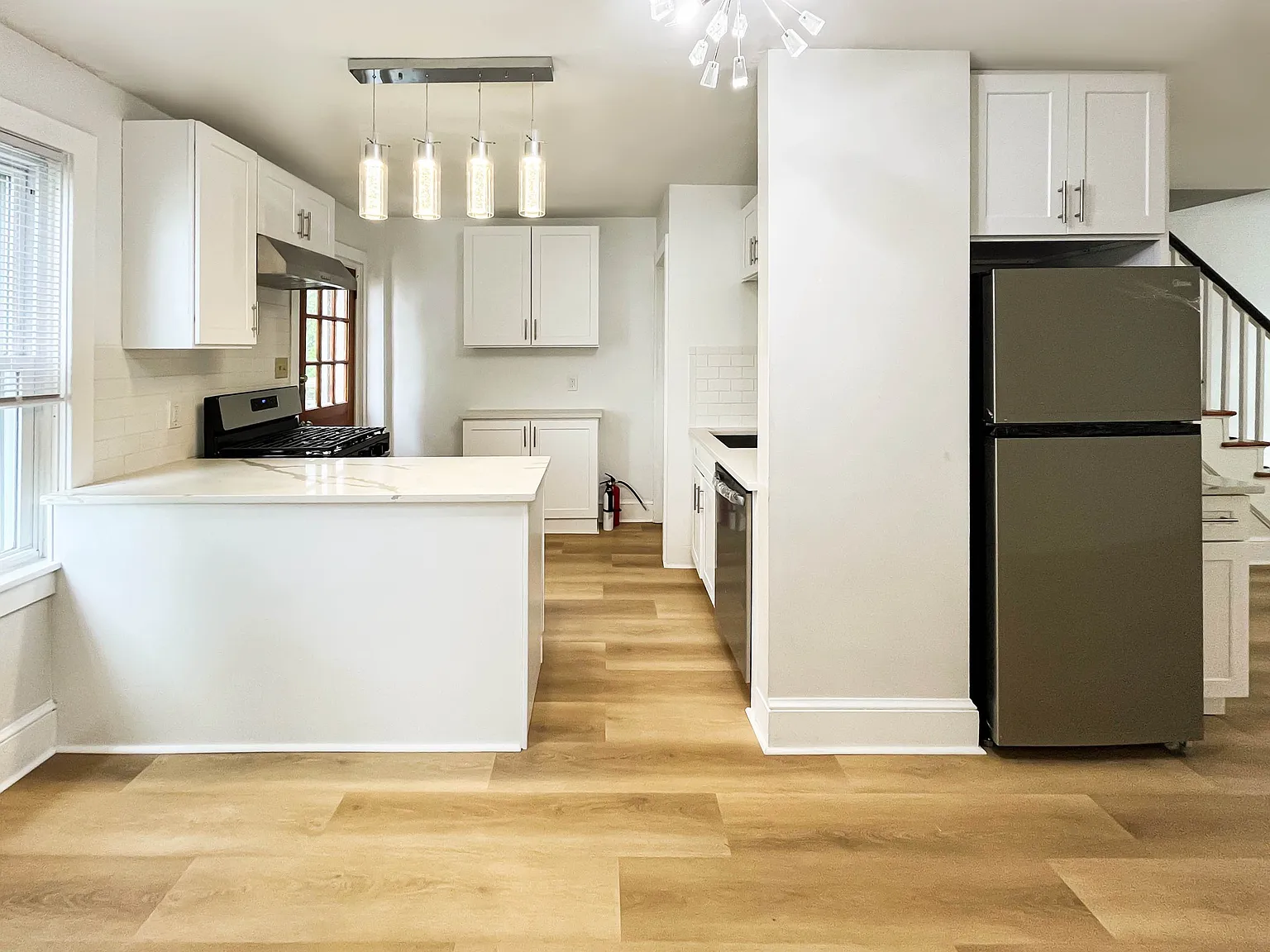 3 bed, 1080 sqft, $2,300 — Photo 3