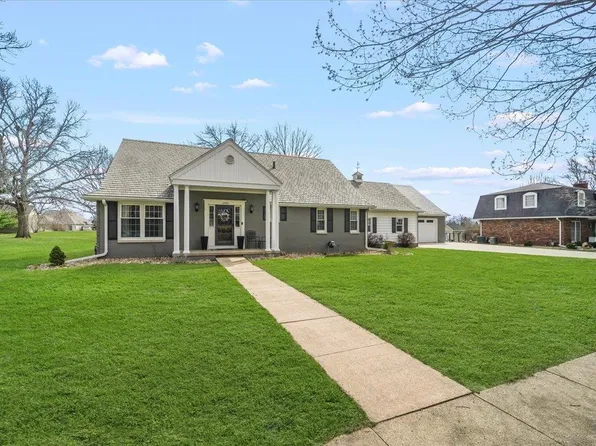 1026 Carriage Ln, Cedar Falls, IA 50613