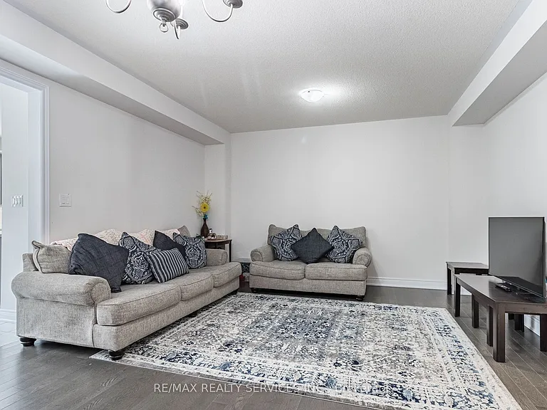17 Overstone Rd E — Photo 5