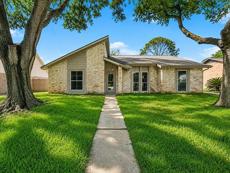 21323 Park Bluff Dr — Photo 1