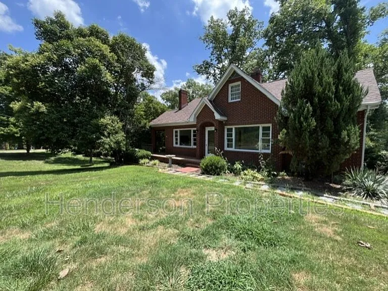 1631 Maple Ave — Photo 2