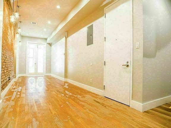 3rd image of 261 Stanhope St #2U