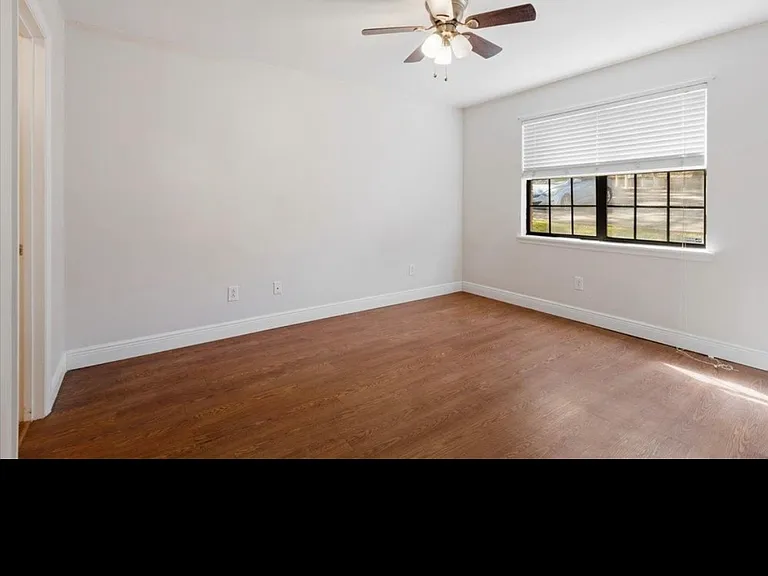 1101 Green Tree Ct #B — Photo 6