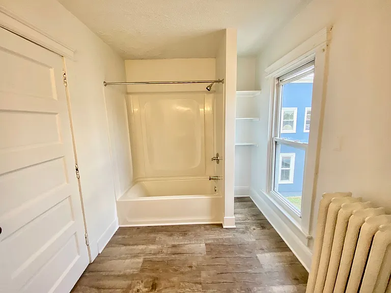 514 W Cross St — Photo 9