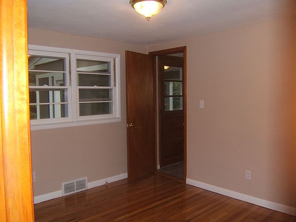 4th image of 22 Westwood Dr