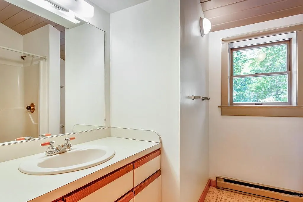 321 Gibbs Rd — Photo 3