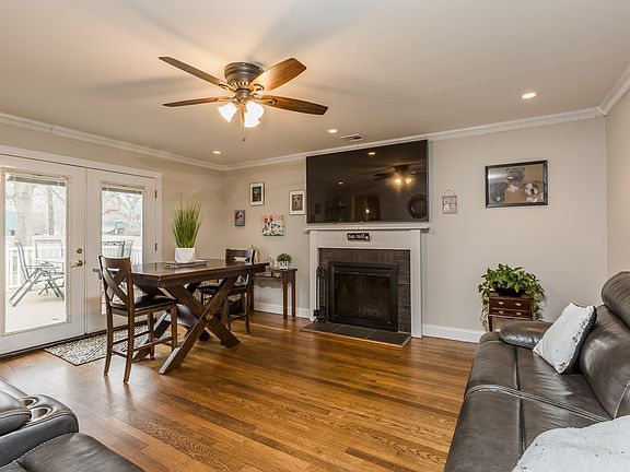5th image of 183 Bellport Ave