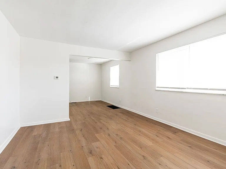 4040-4042 Halsey Pl — Photo 9