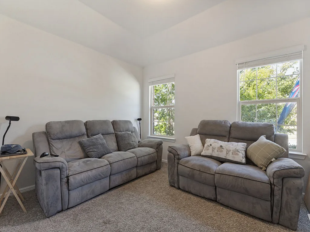 4 bed, 1776 sqft, $2,400 — Photo 4