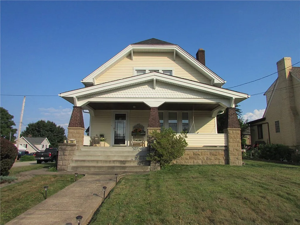 733 Broadway St photo 1