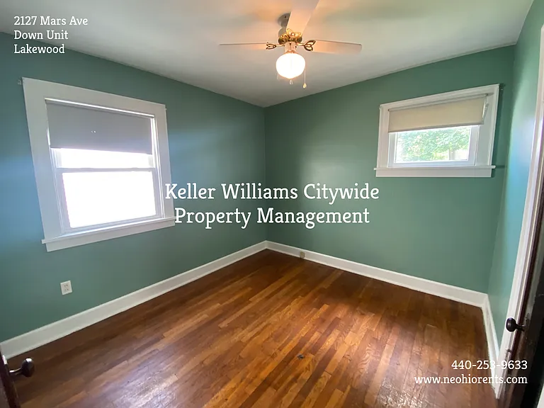 3 bedroom with a den 2 full bath up unit in Lakewood — Photo 4