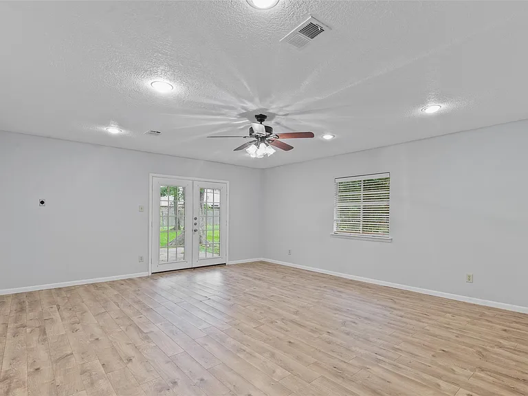 118 E Thornton Rd — Photo 14