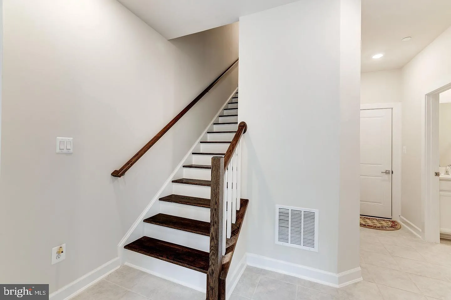 4 bed, 4.5 bath, 2500 sqft, $4,190 — Photo 3