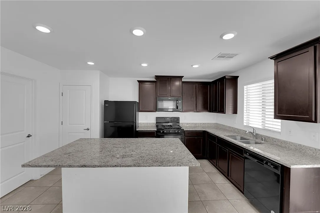 3 bed, 2.5 bath, 1415 sqft, $2,300 — Photo 2