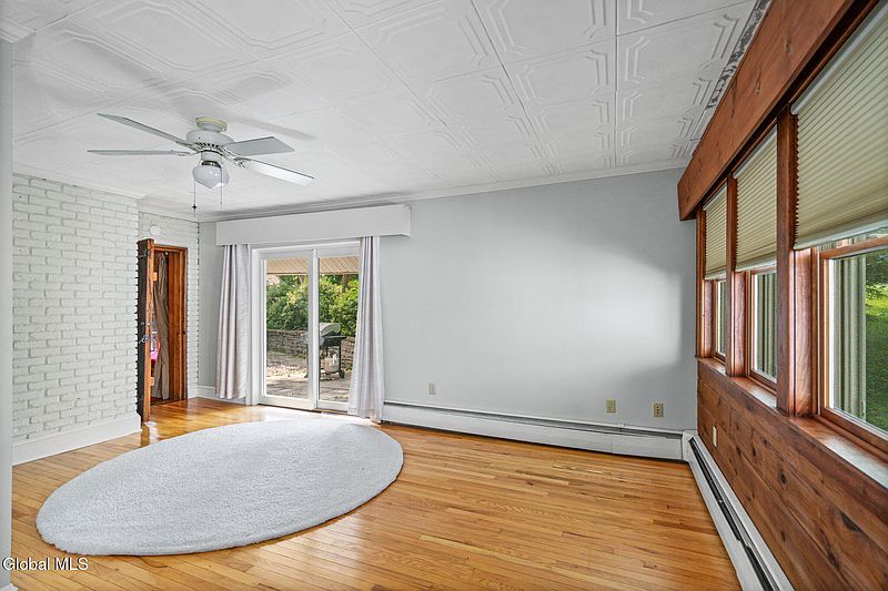 5th image of 16 Maple Avenue