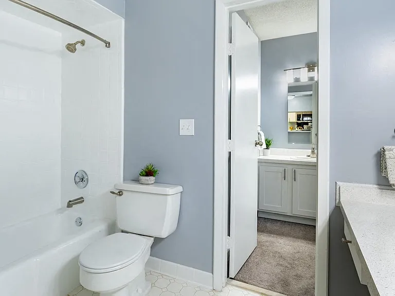 Yester Oaks Apartments — Photo 32