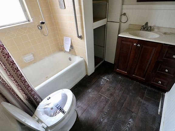 3rd image of 2332 Simpson St