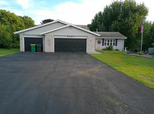 6727 Sawmill Dr, Roscoe, IL 61073