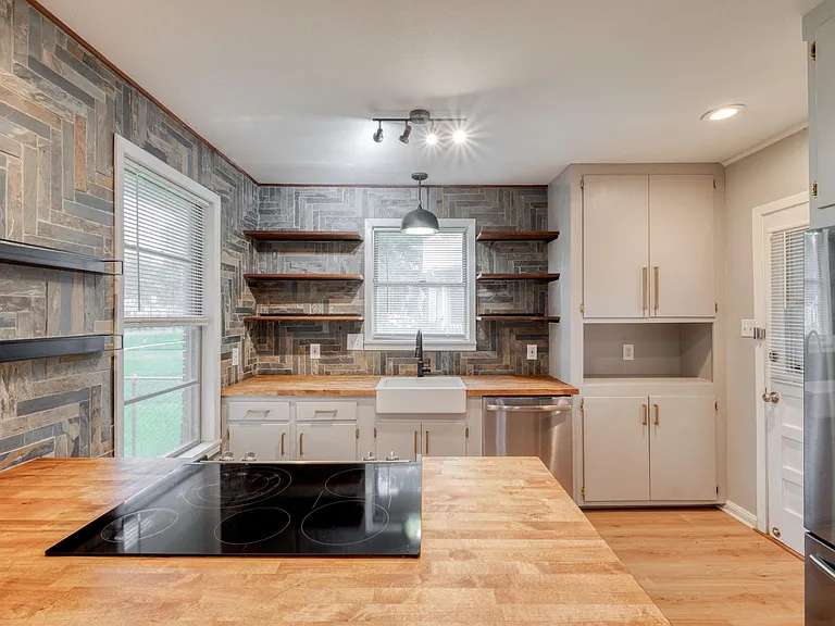 707 N Main St — Photo 2
