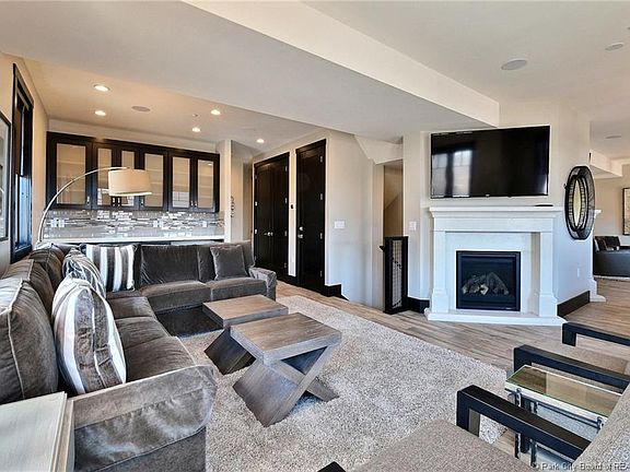 4th image of 3668 Blackstone Dr