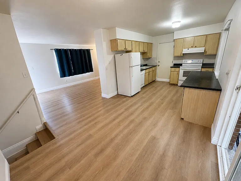 1226 S Pratt Pkwy — Photo 4