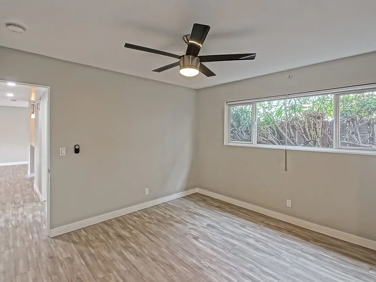 1923 Vanderbilt Ln — Photo 28