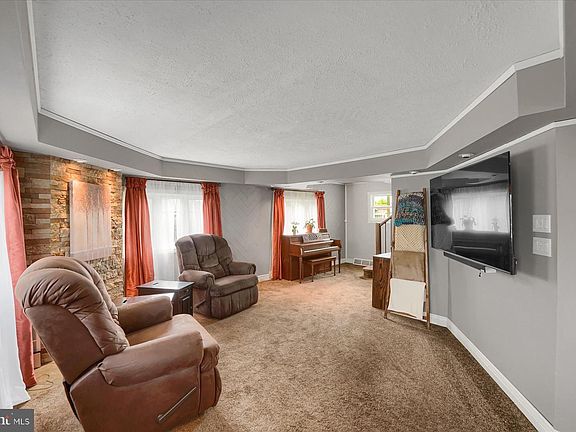 4th image of 610 N 8th St