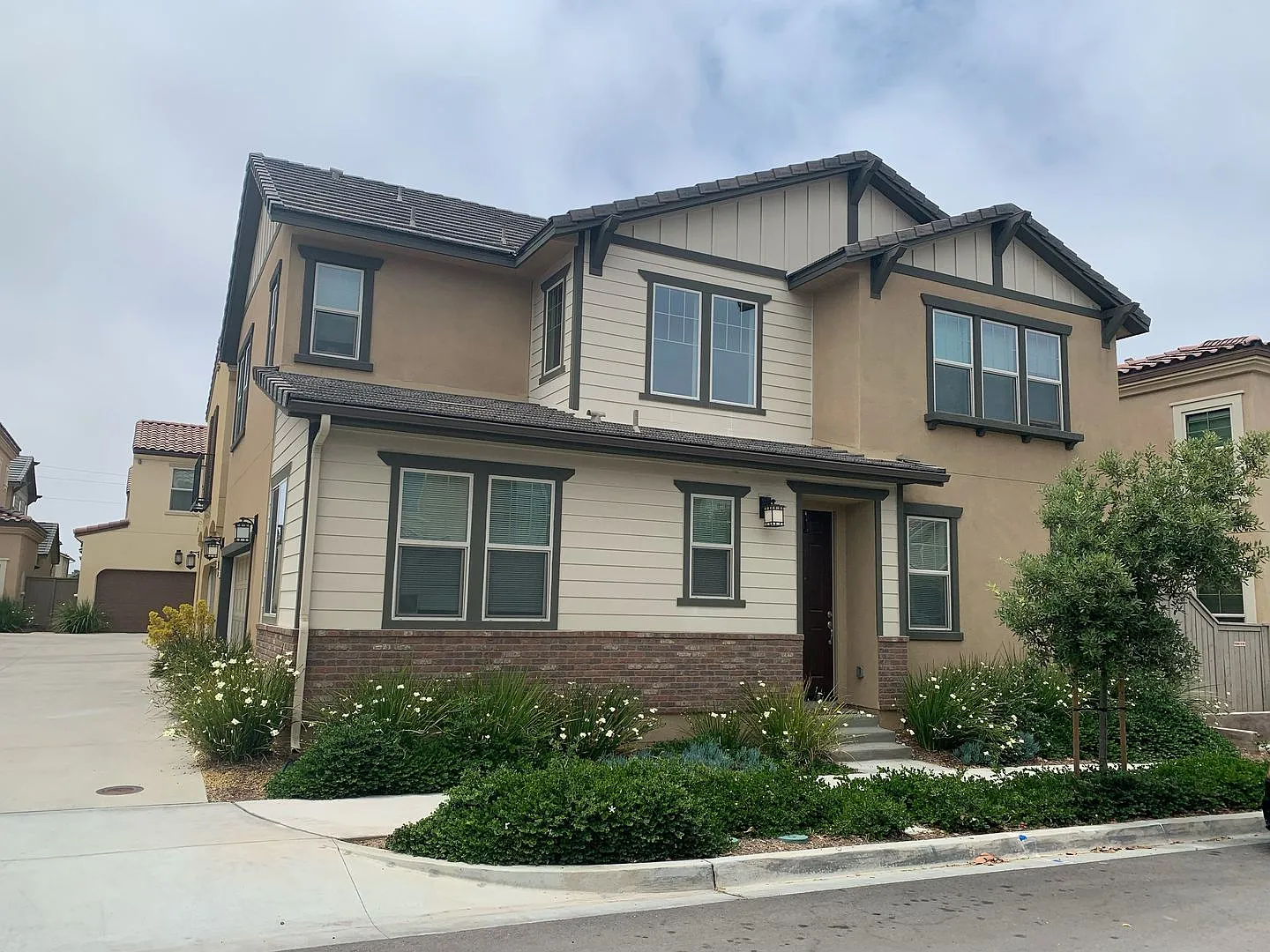 Modern 3BR Home + Office | Built in 2018 | Minutes to Beaches, Shopping & Freeways — Photo 1