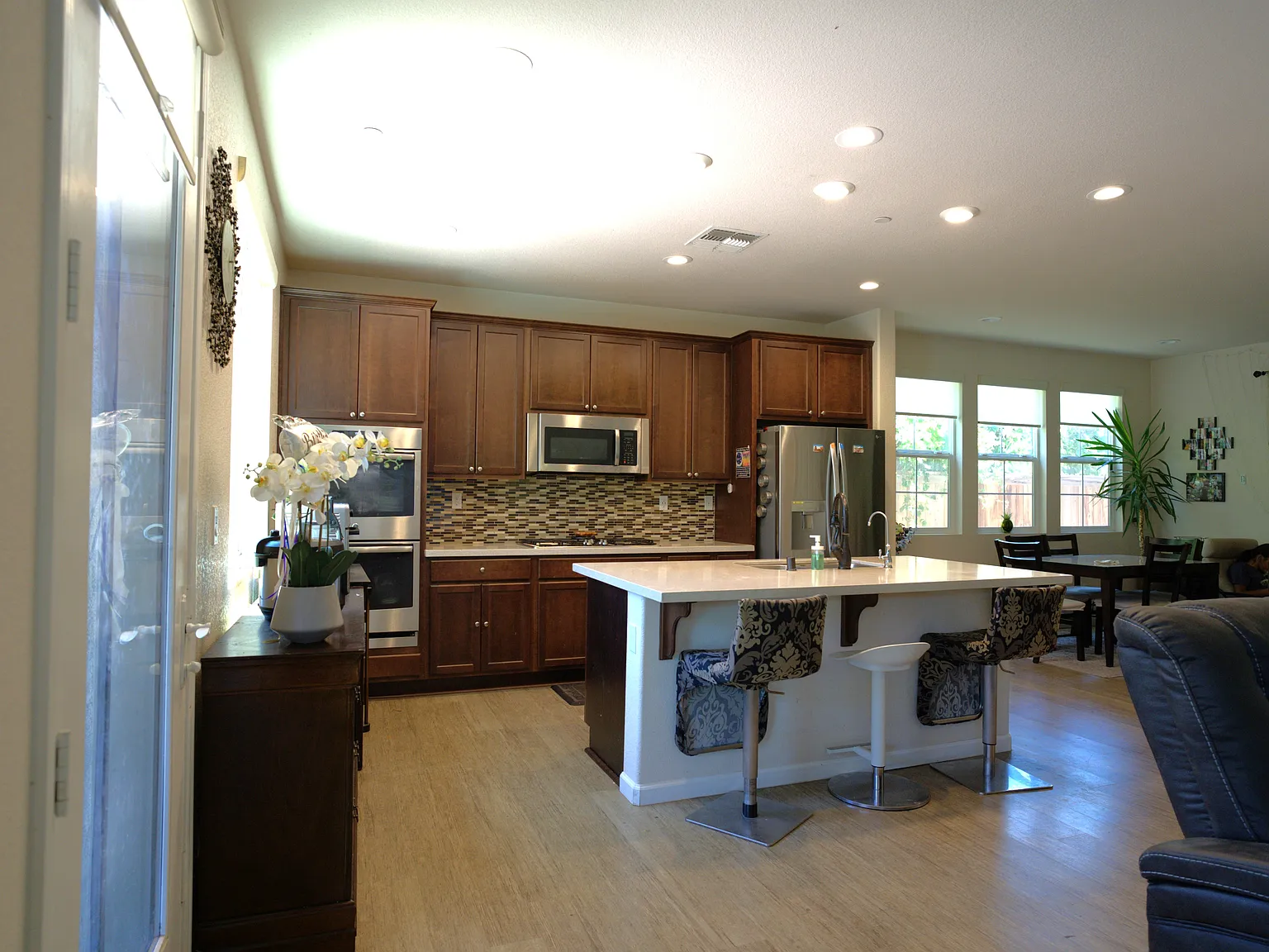4 bed, 2450 sqft, $3,395 — Photo 4