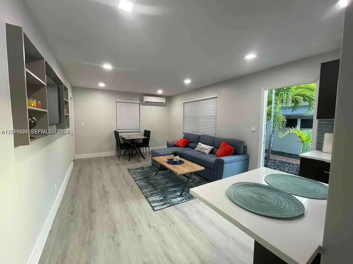 Hollywood South Side Add — Photo 3