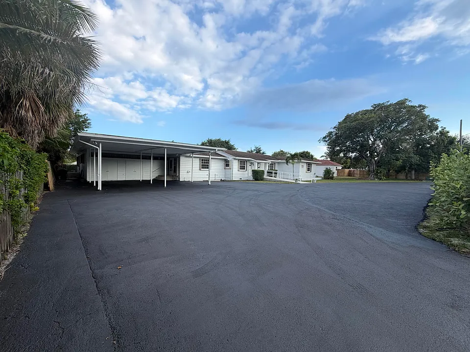 202 Palm Ct