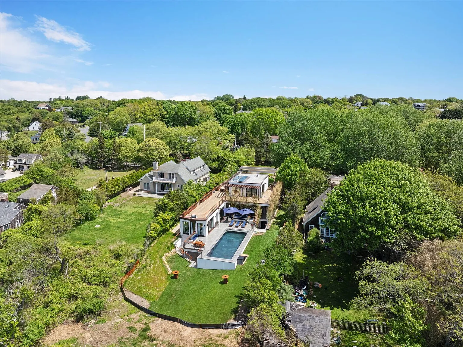 Brand New Waterfront Home in the Style of Japanese Modern — Photo 3