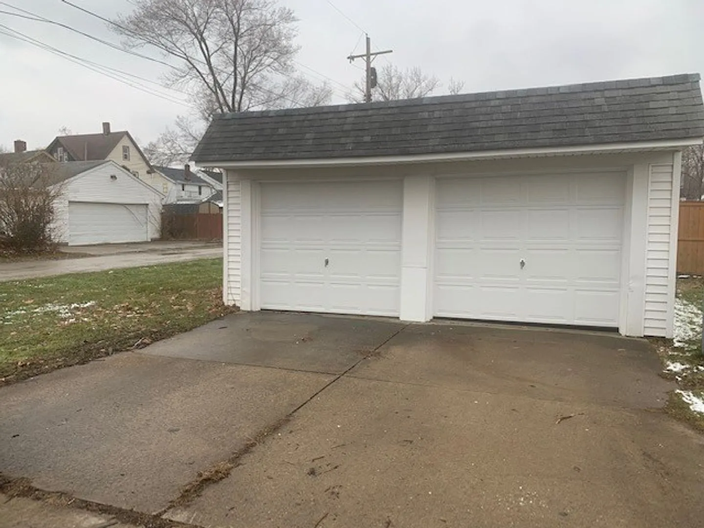 Charming 4 Bedroom 1.5 Bath Home in Lorain — Photo 2