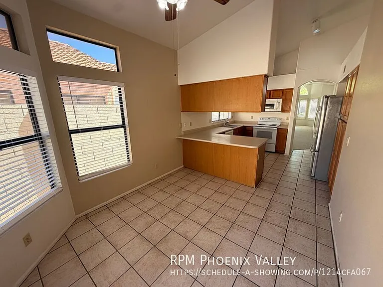 330 N Cottonwood Dr — Photo 6