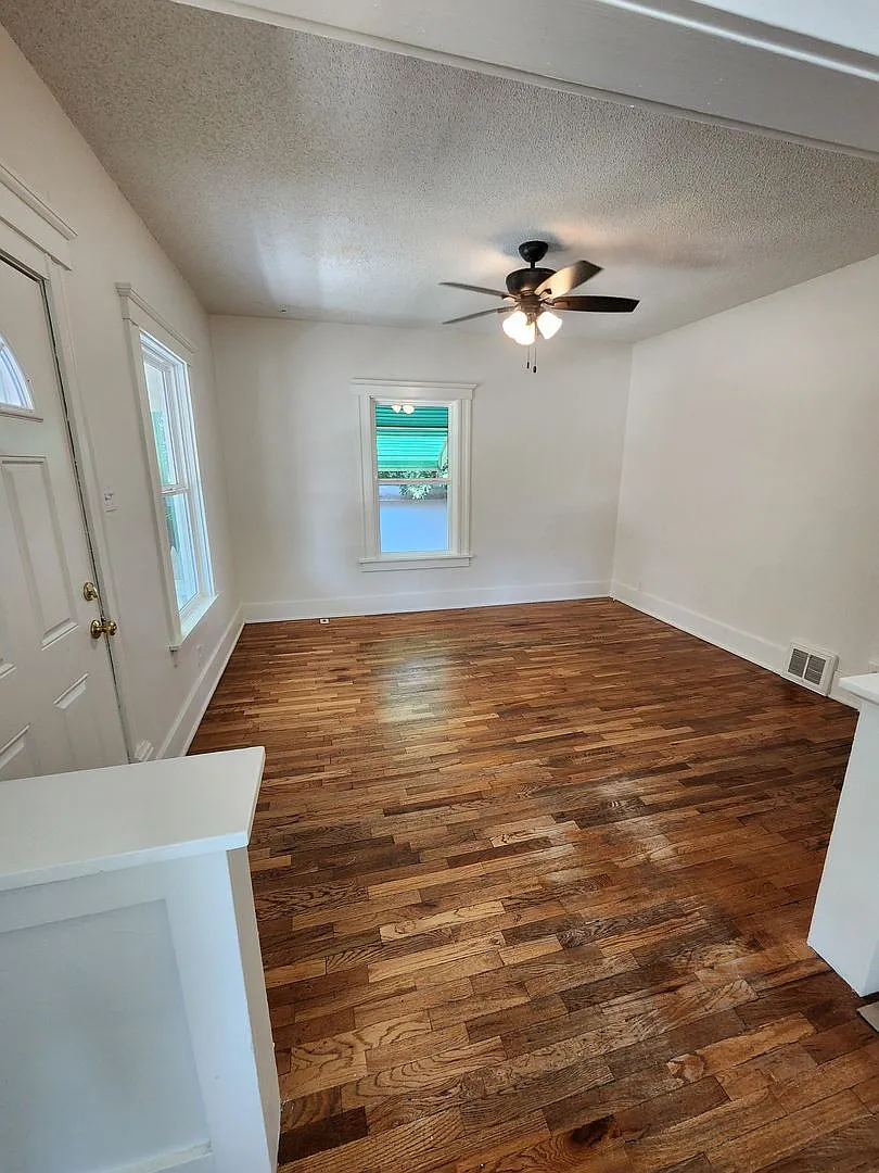 Attractive, updated 3+BR, 1BTH with covered parking — Photo 4