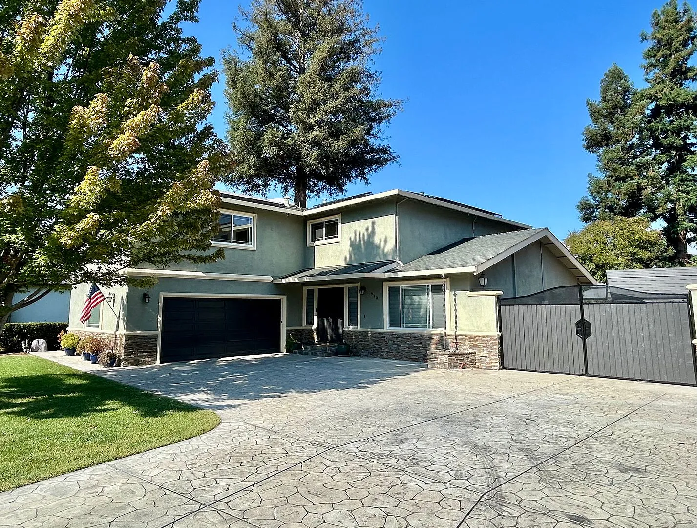 970 Easy St photo 1