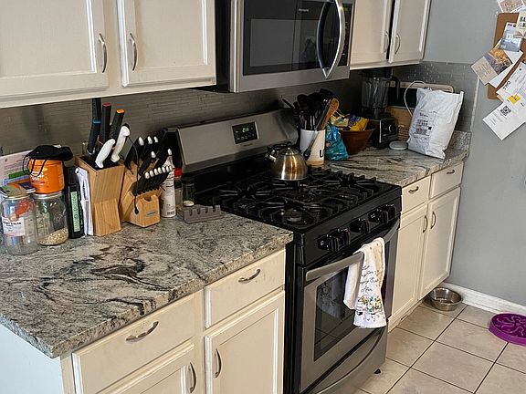 3rd image of 1123 W Grand Ave #3F