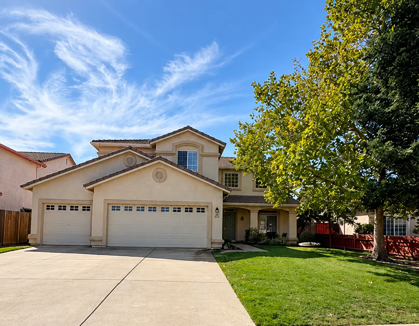 Spacious 4-Bedroom Home in Desirable Brookfield 3-Car Garage & Private Backyard — Photo 1