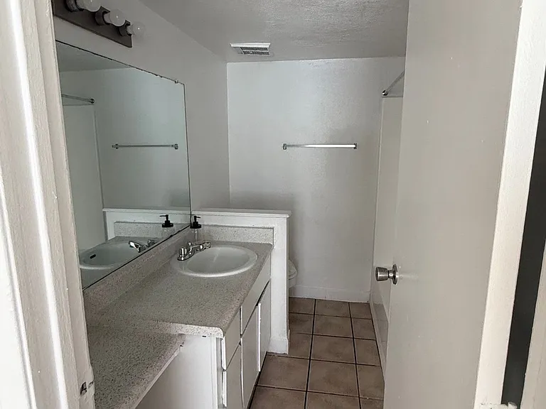 Desert Wind Apartments — Photo 17