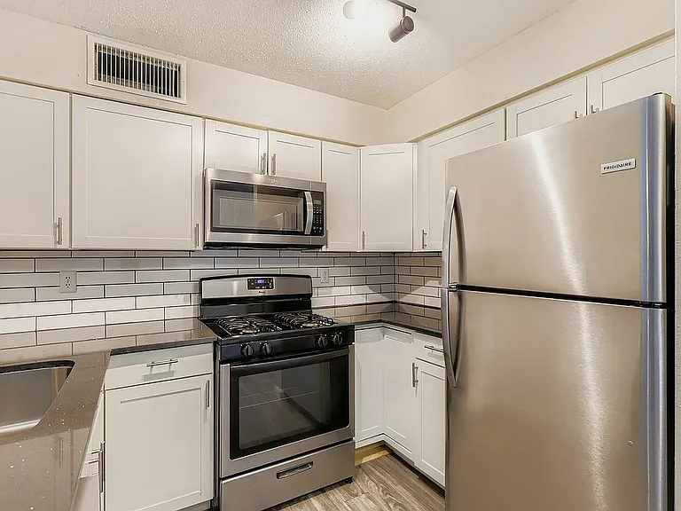 4728 N 15th St 129 - Web Quality - 007 - 11 Kitchen