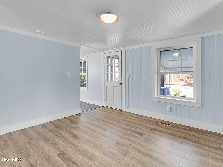 2107 Bay St — Photo 4